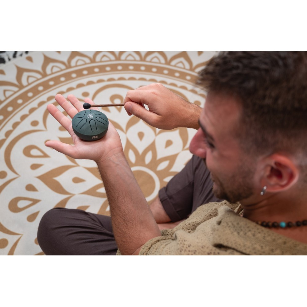 3" Глюкофон хеппі драм MEINL Sonic Energy Pocket Steel Tongue Drum Dark Green A Major Germ of Life PSTD4DGGOL 3" Глюкофон хеппі драм MEINL Sonic Energy Pocket Steel Tongue Drum Dark Green A Major Germ of Life PSTD4DGGOL